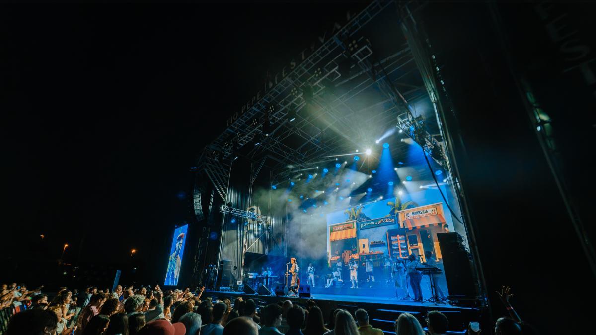 Plano del público y Elvis Crespo durante su concierto en el Tío Pepe Festival de Jerez (© Fatou.es)