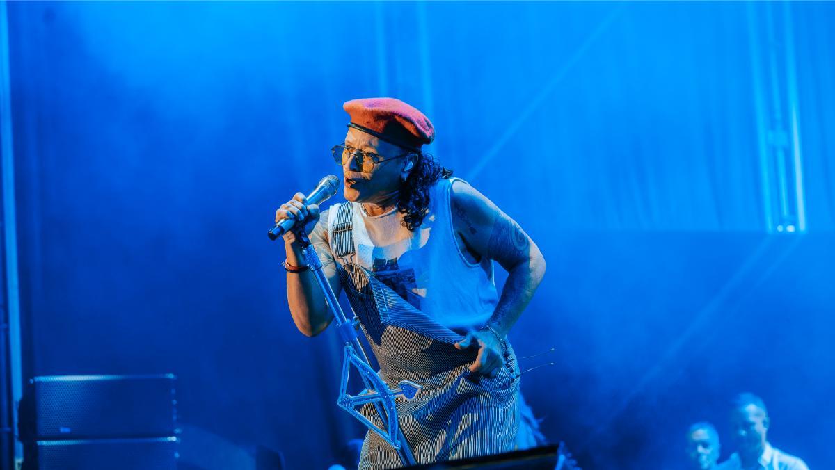 Primer plano de Elvis Crespo durante su concierto en el Tío Pepe Festival de Jerez (© Fatou.es)