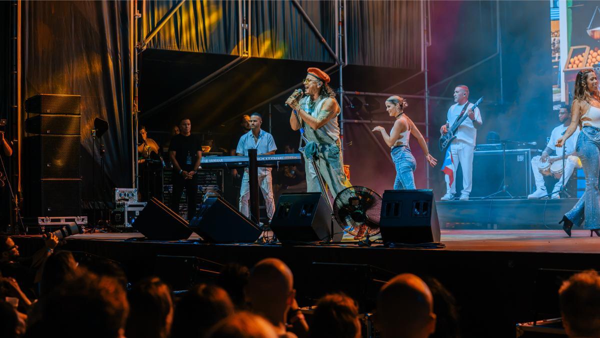 Plano del público junto a Elvis Crespo bajo luces naranjas en su concierto en el Tío Pepe Festival de Jerez  (© Fatou.es)