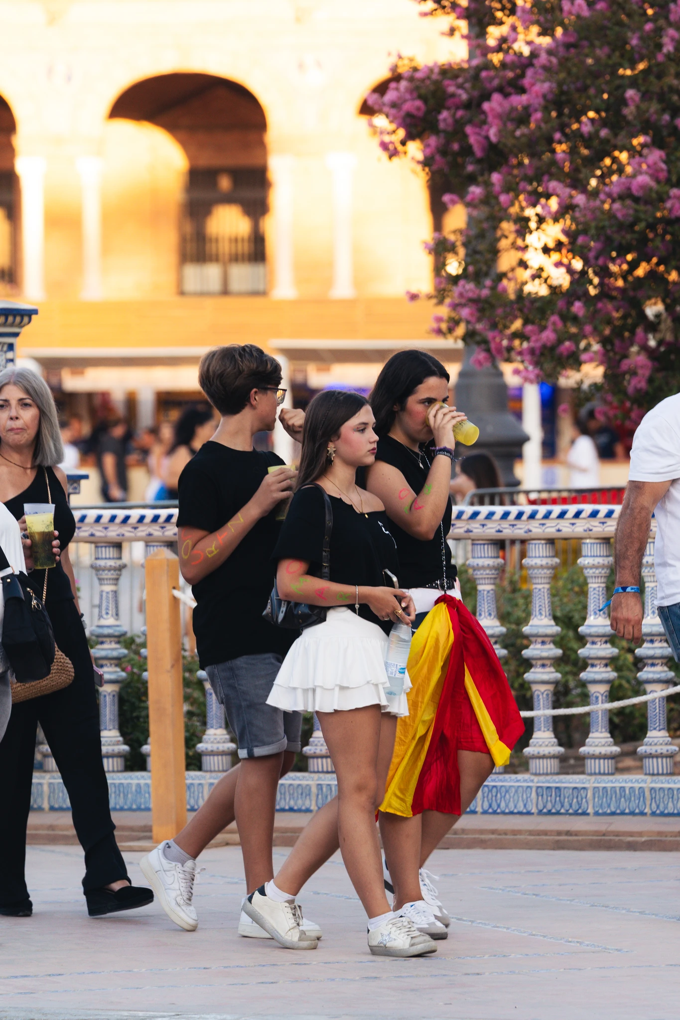 Público disfrutando de la retransmisión del partido entre Bélgica y España en la Plaza de España (© Andrea Fernández)