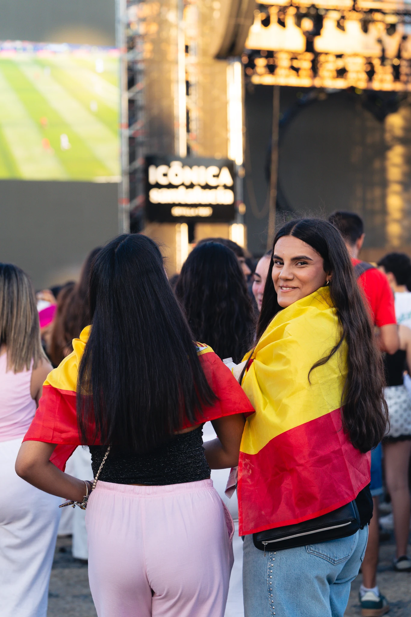 Público disfrutando de la retransmisión del partido entre Bélgica y España en la Plaza de España (© Andrea Fernández)