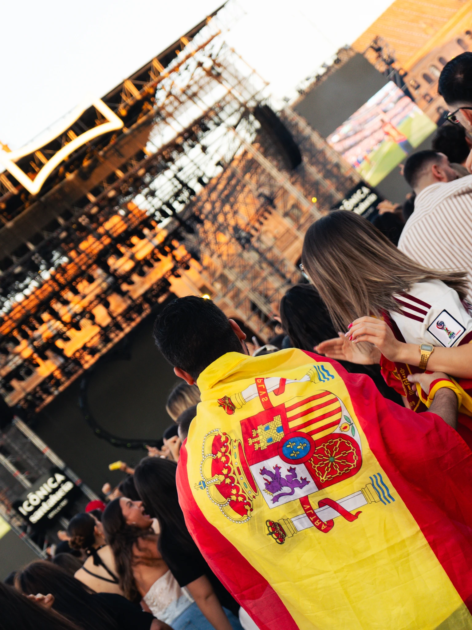 Público disfrutando de la retransmisión del partido entre Bélgica y España en la Plaza de España (© Andrea Fernández)