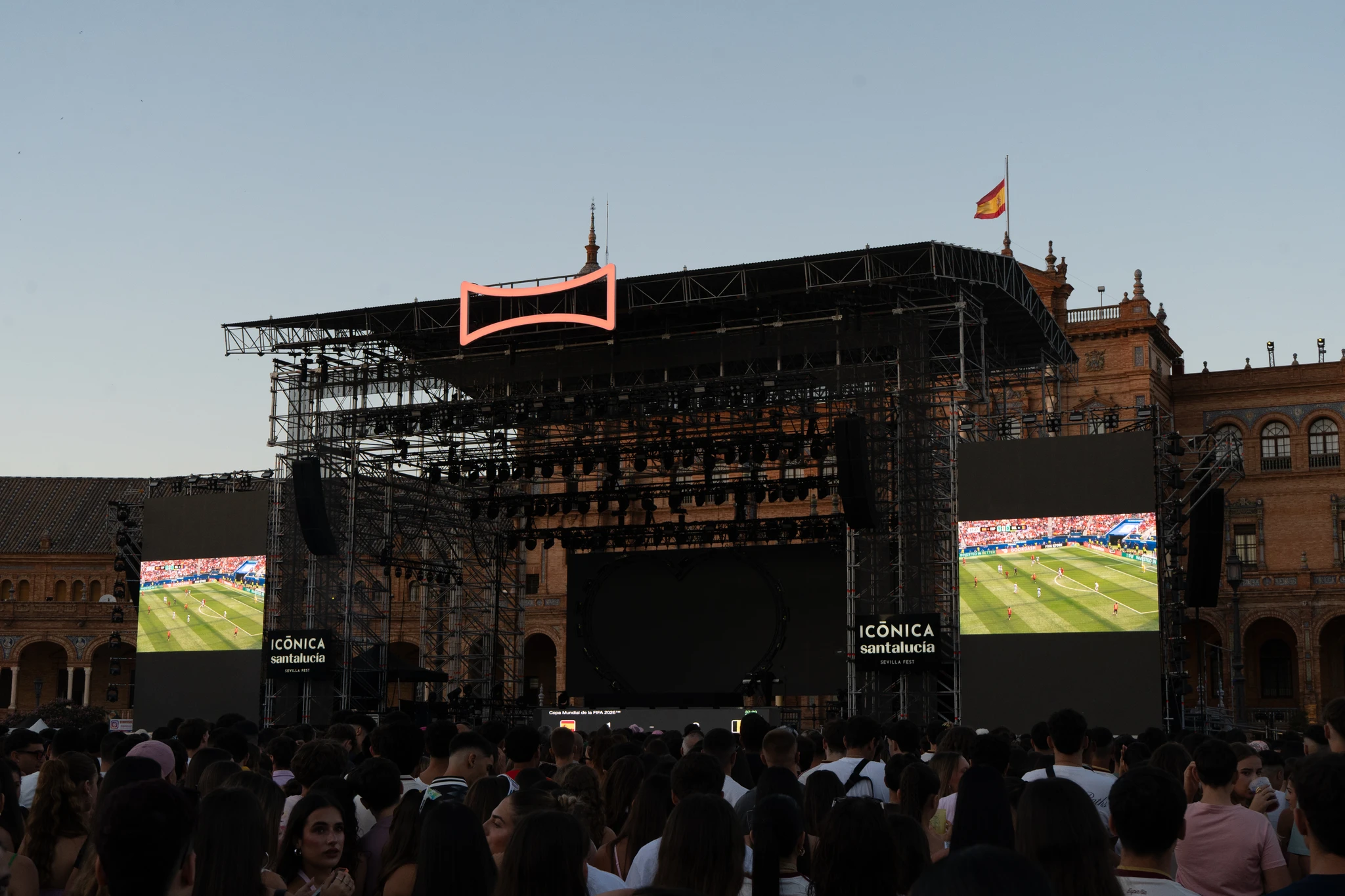 Público disfrutando de la retransmisión del partido entre Bélgica y España en la Plaza de España (© Andrea Fernández)