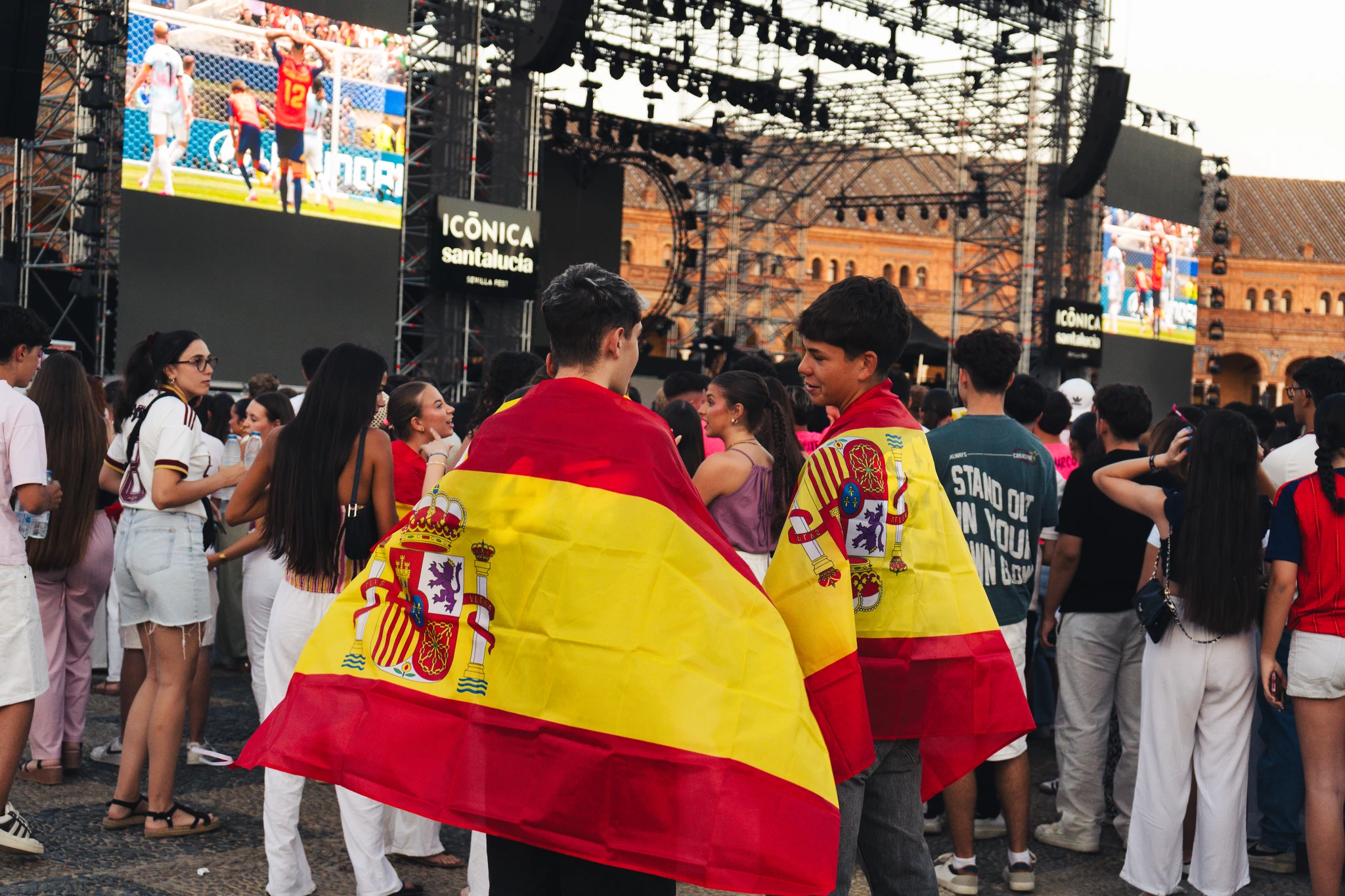 Público disfrutando de la retransmisión del partido entre Bélgica y España en la Plaza de España (© Andrea Fernández)