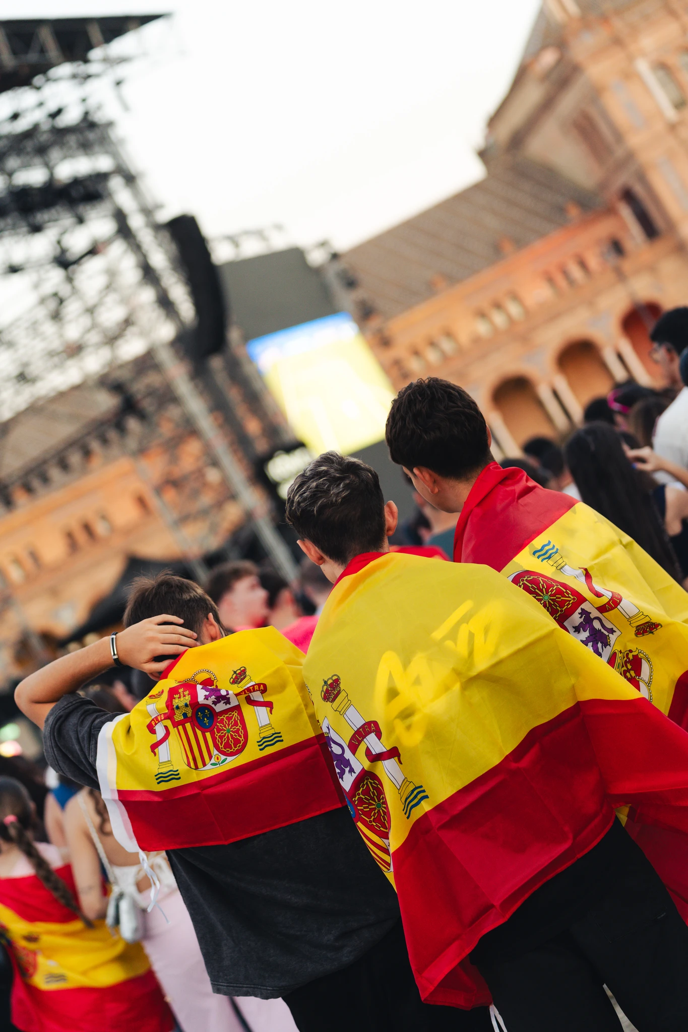 Público disfrutando de la retransmisión del partido entre Bélgica y España en la Plaza de España (© Andrea Fernández)