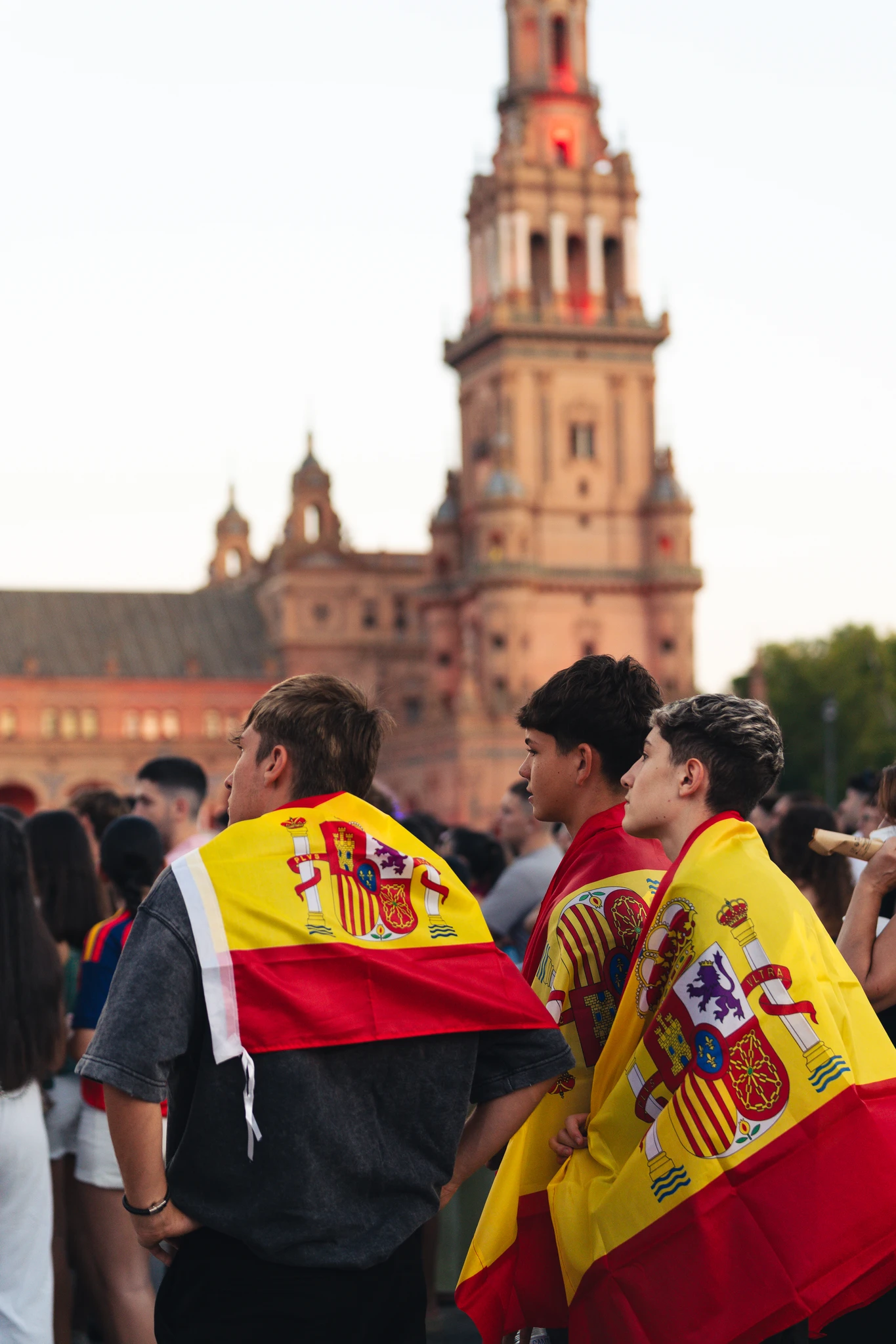 Público disfrutando de la retransmisión del partido entre Bélgica y España en la Plaza de España (© Andrea Fernández)