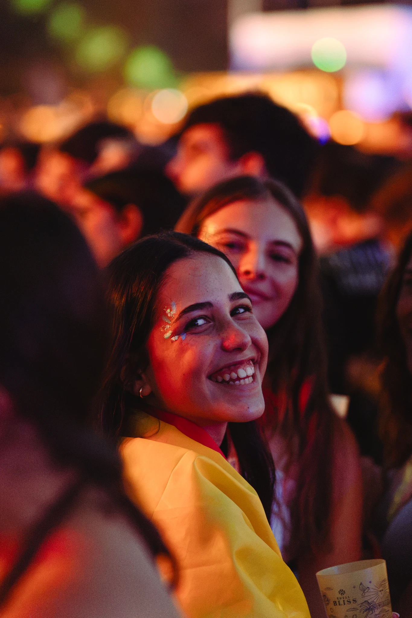 Público disfrutando de la retransmisión del partido entre Bélgica y España en la Plaza de España (© Andrea Fernández)