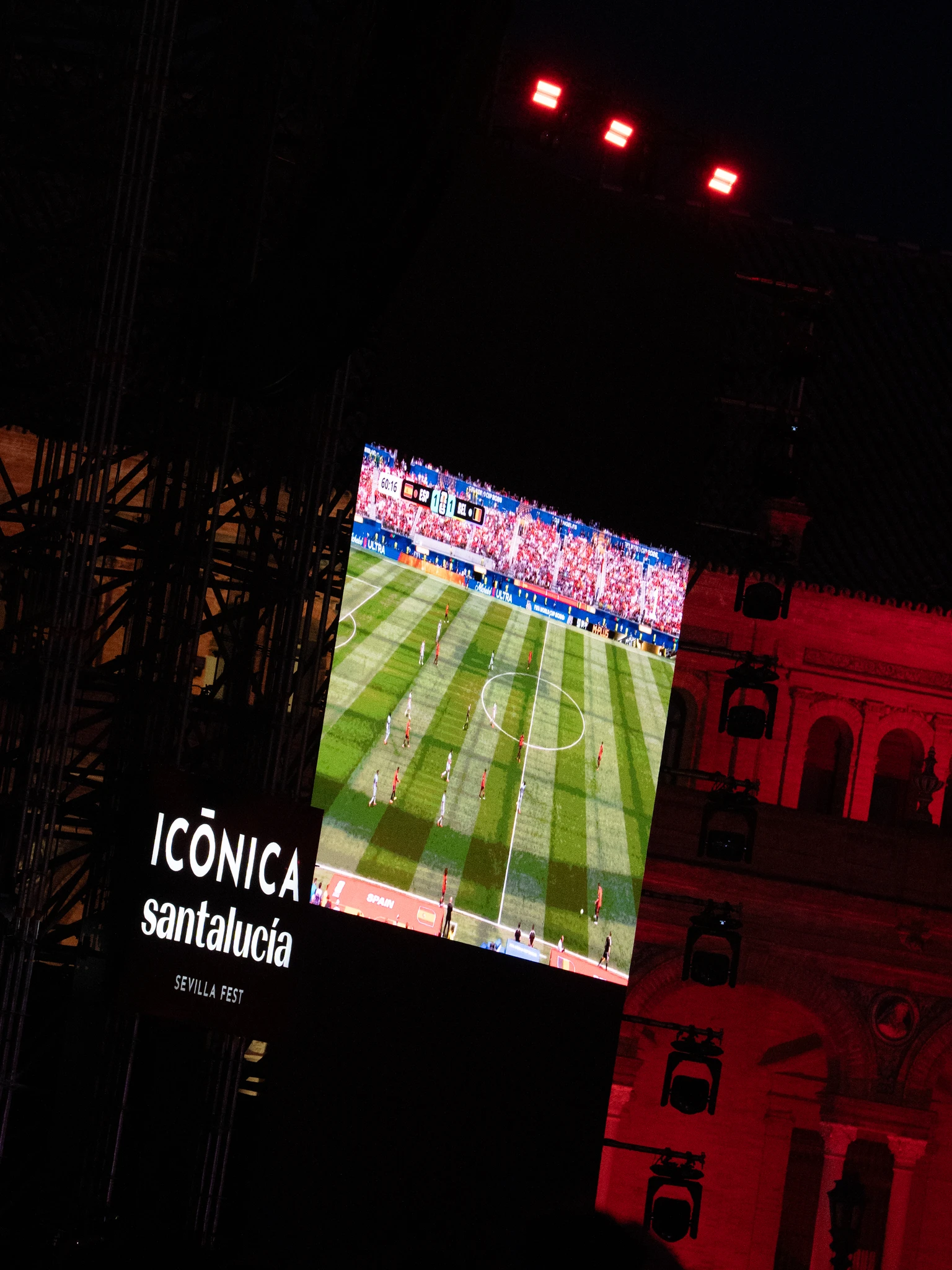 Público disfrutando de la retransmisión del partido entre Bélgica y España en la Plaza de España (© Andrea Fernández)