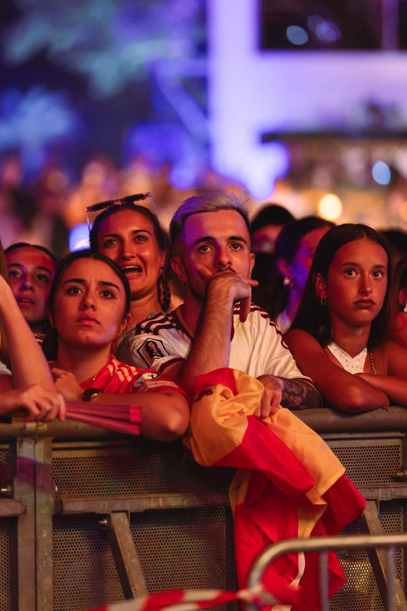 Público disfrutando de la retransmisión del partido entre Bélgica y España en la Plaza de España (© Andrea Fernández)