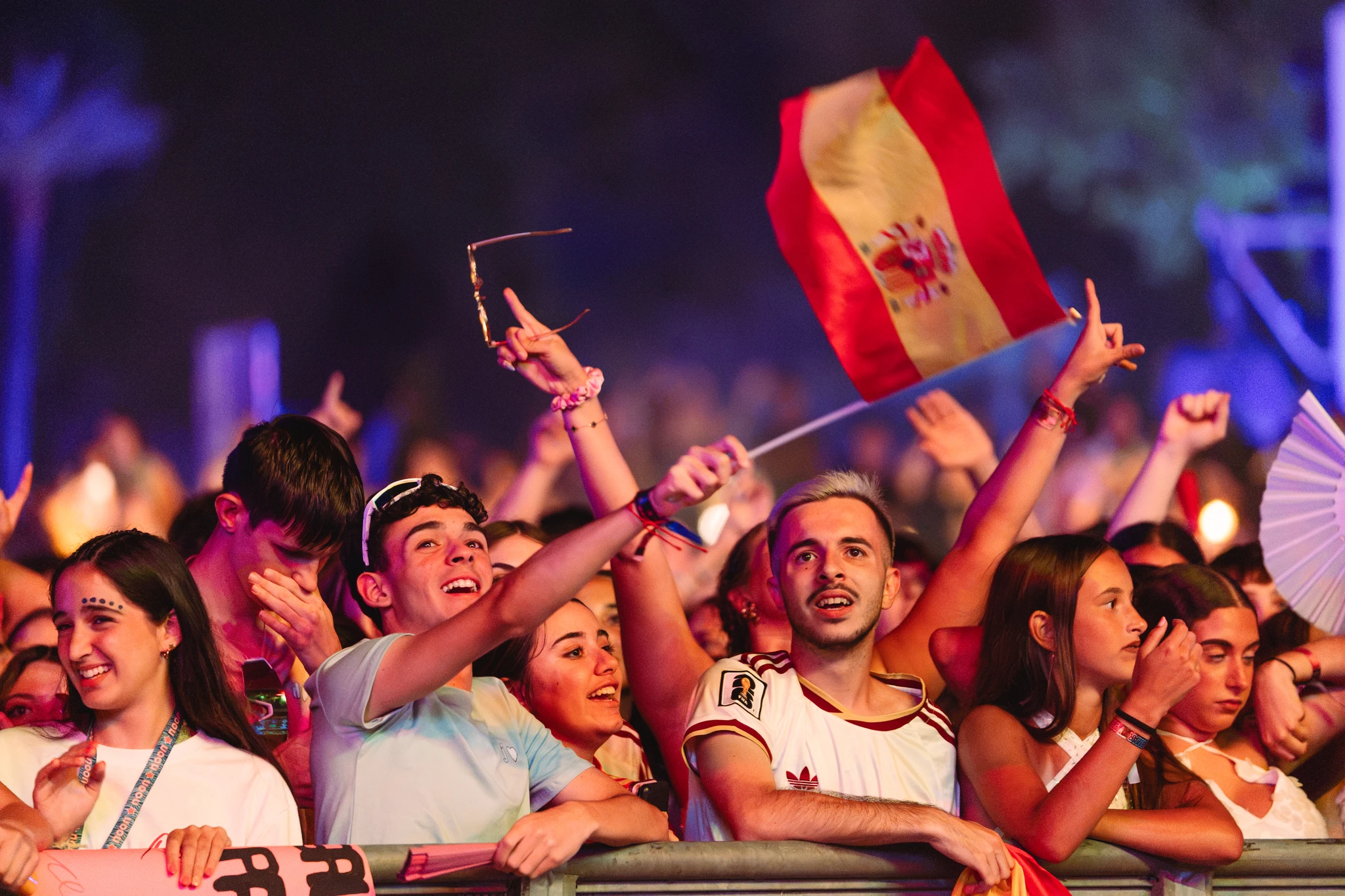 Público disfrutando de la retransmisión del partido entre Bélgica y España en la Plaza de España (© Andrea Fernández)