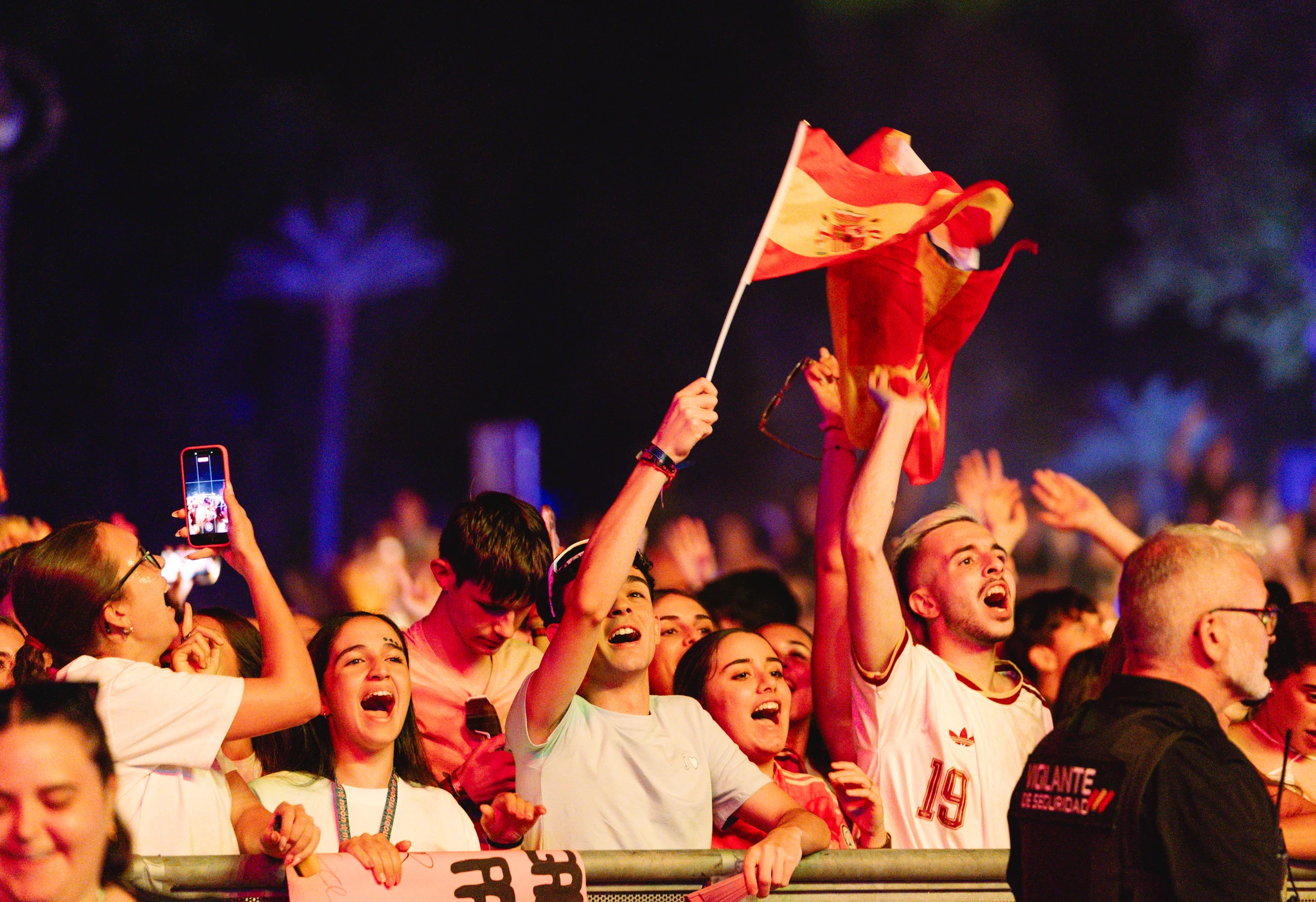 Público disfrutando de la retransmisión del partido entre Bélgica y España en la Plaza de España (© Andrea Fernández)