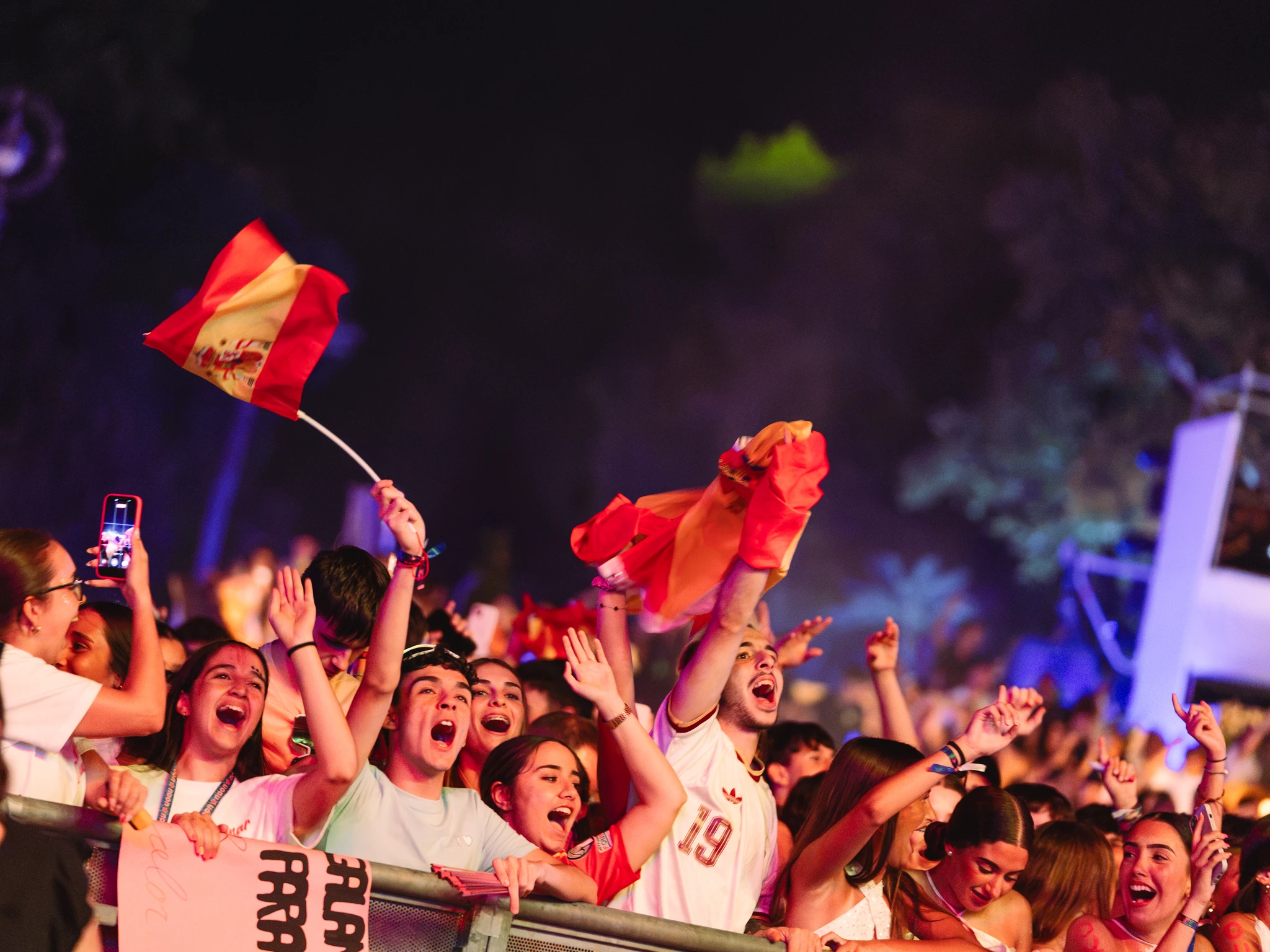 Público disfrutando de la retransmisión del partido entre Bélgica y España en la Plaza de España (© Andrea Fernández)