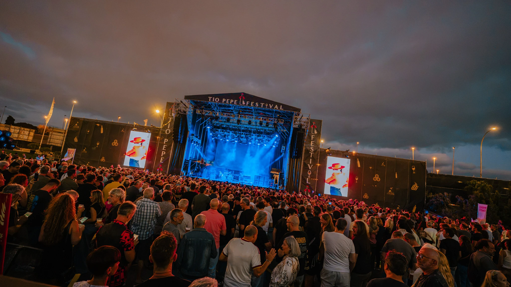 Plano General del público disfrutando del concierto de Deep Purple durante su conciírto en el Tío Pepe Festival de Jerez