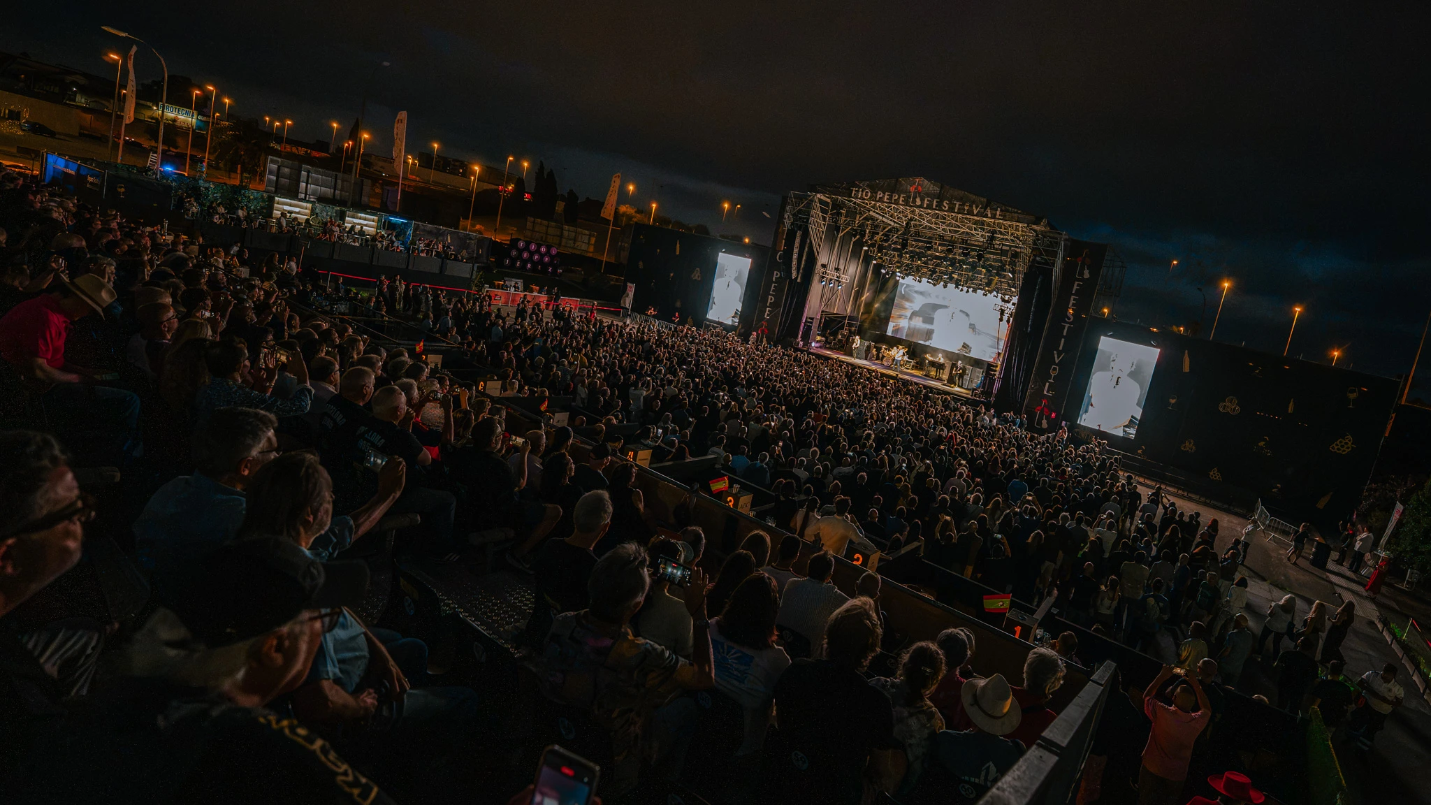 Plano General del público disfrutando del concierto de Deep Purple durante su conciírto en el Tío Pepe Festival de Jerez