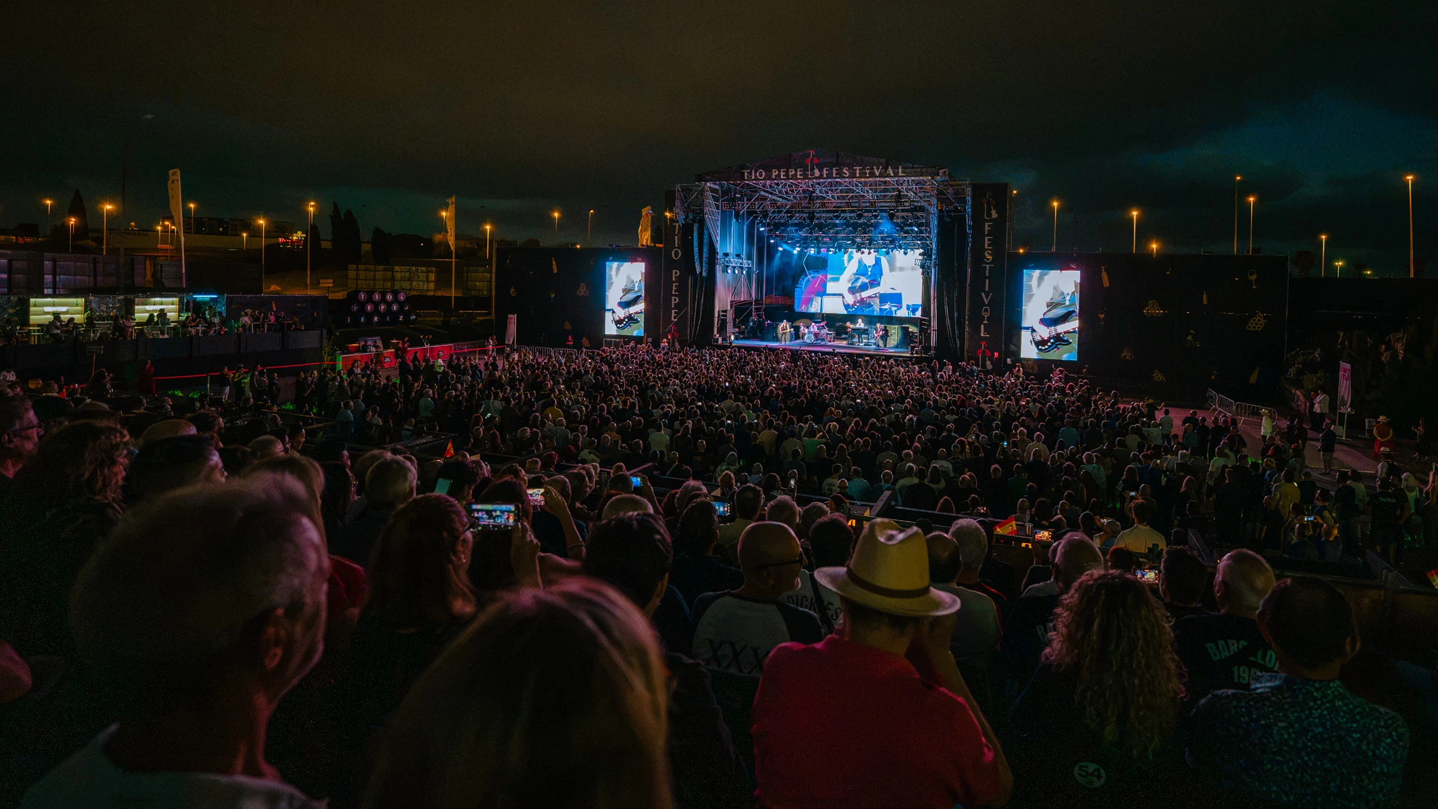 Plano General del público disfrutando del concierto de Deep Purple durante su conciírto en el Tío Pepe Festival de Jerez