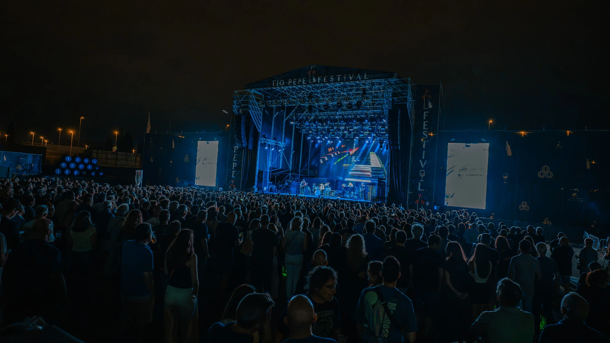 Plano General del público disfrutando del concierto de Deep Purple durante su conciírto en el Tío Pepe Festival de Jerez