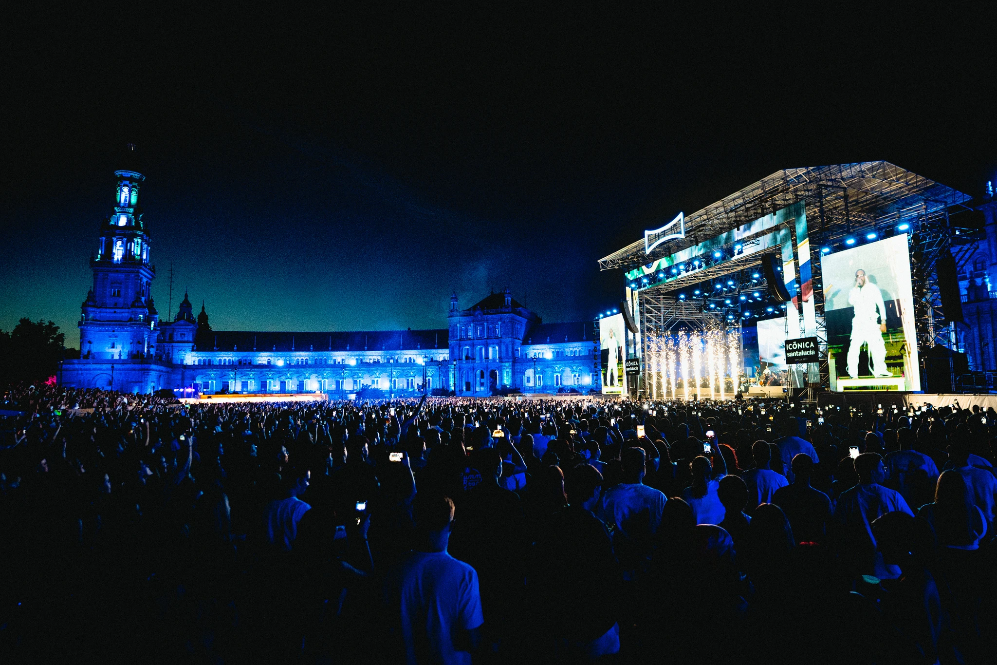 Yandel en actuando en Icónica Santalucía Sevilla en la Plaza de España de Sevilla