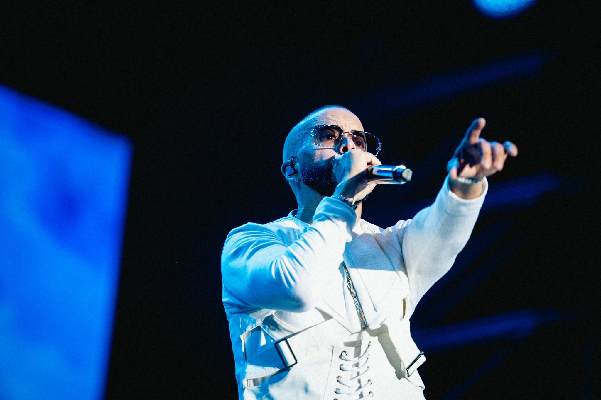 Yandel en actuando en Icónica Santalucía Sevilla en la Plaza de España de Sevilla
