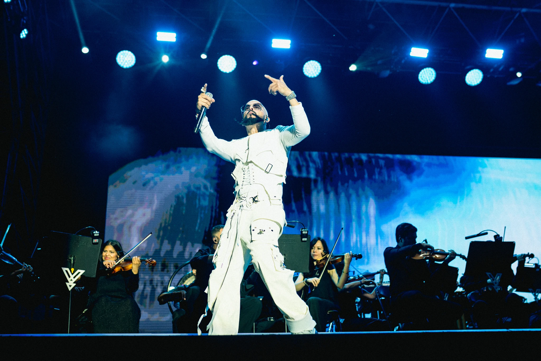 Yandel en actuando en Icónica Santalucía Sevilla en la Plaza de España de Sevilla