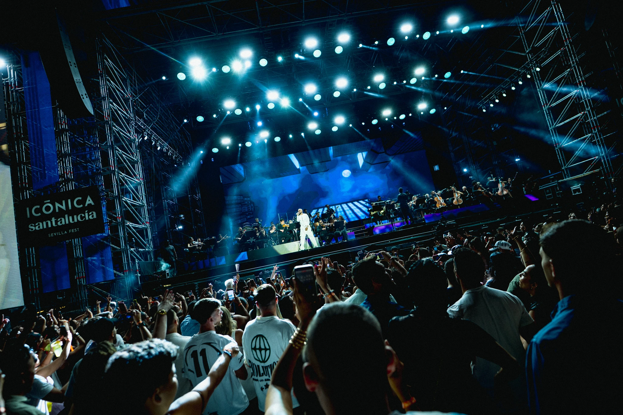 Yandel en actuando en Icónica Santalucía Sevilla en la Plaza de España de Sevilla